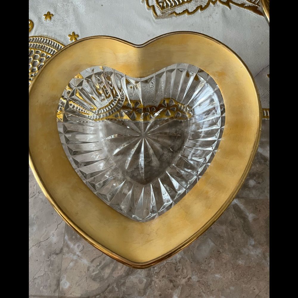 Beautiful vintage crystal gold trim heart shaped candy dish, great shape, 7.5x7